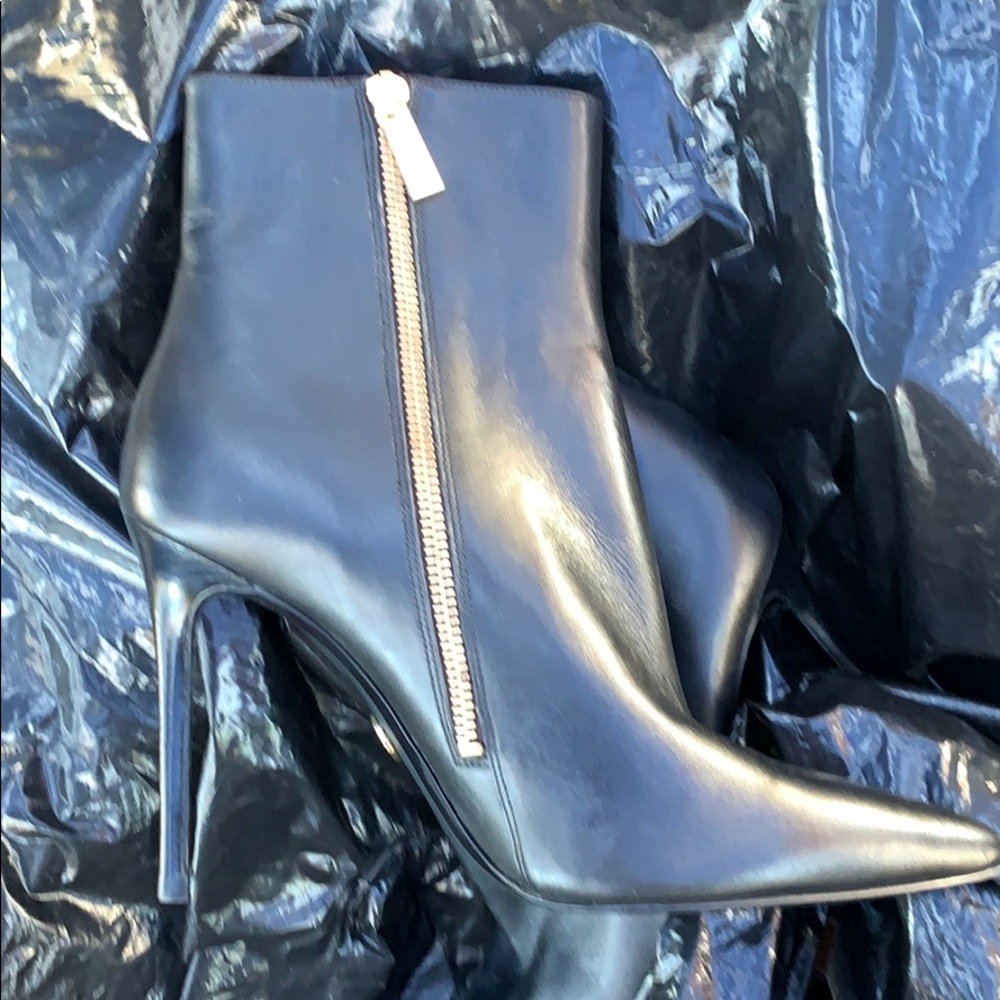 MICHAEL KORS LEATHER KEKE ANKLE BOOTS 👢 - Picture 6 of 8